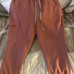 Figs jogger scrubs in mauve